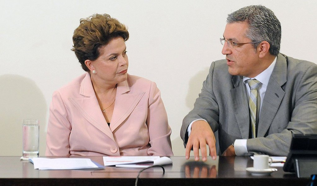 Desempenho do ex-ministro da Saúde Alexandre Padilha na disputa pelo maior colégio eleitoral do Brasil decepcionou a campanha da presidente pela reeleição; interlocutores de Dilma já até admitem que o candidato do PMDB à sucessão de Geraldo Alckmin (PSDB), Paulo Skaf, presidente da Fiesp, pode ser a aposta para um segundo turno (Foto: Roberta Namour) Desempenho do ex-ministro da Saúde Alexandre Padilha na disputa pelo maior colégio eleitoral do Brasil decepcionou a campanha da presidente pela reeleição; interlocutores de Dilma já até admitem que o candidato do PMDB à sucessão de Geraldo Alckmin (PSDB), Paulo Skaf, presidente da Fiesp, pode ser a aposta para um segundo turno