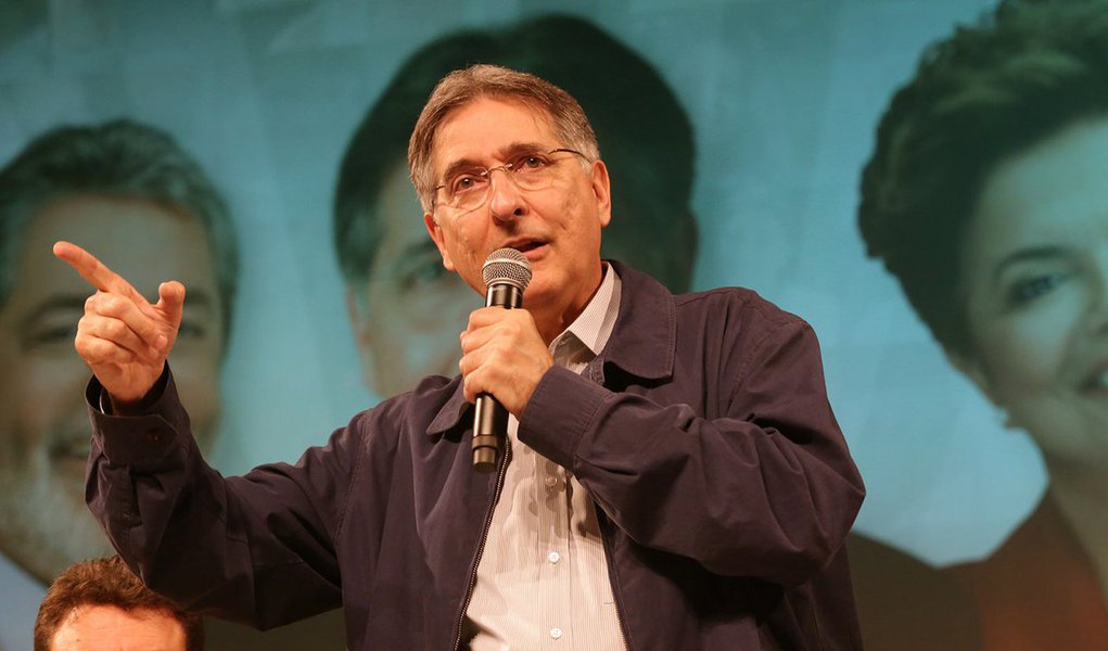 Líder isolado nas pesquisas de intenção de voto, o pré-candidato do PT a governador de Minas, Fernando Pimentel, afirmou na manhã desta segunda (2) receber com "humildade e pé no chão" o resultado da mais recente sondagem sobre a preferência do eleitorado para o governo; para Pimentel, os resultados indicam "cansaço" da população com o atual modelo de gestão do estado; "Mesmo sendo um retrato do momento, é preciso interpretar o que as pesquisas estão dizendo. Estou andando o estado e tenho ouvido dos mineiros que há certo cansaço com uma gestão que não assume suas responsabilidades", disse (Foto: Valter Lima) Líder isolado nas pesquisas de intenção de voto, o pré-candidato do PT a governador de Minas, Fernando Pimentel, afirmou na manhã desta segunda (2) receber com "humildade e pé no chão" o resultado da mais recente sondagem sobre a preferência do eleitorado para o governo; para Pimentel, os resultados indicam "cansaço" da população com o atual modelo de gestão do estado; "Mesmo sendo um retrato do momento, é preciso interpretar o que as pesquisas estão dizendo. Estou andando o estado e tenho ouvido dos mineiros que há certo cansaço com uma gestão que não assume suas responsabilidades", disse