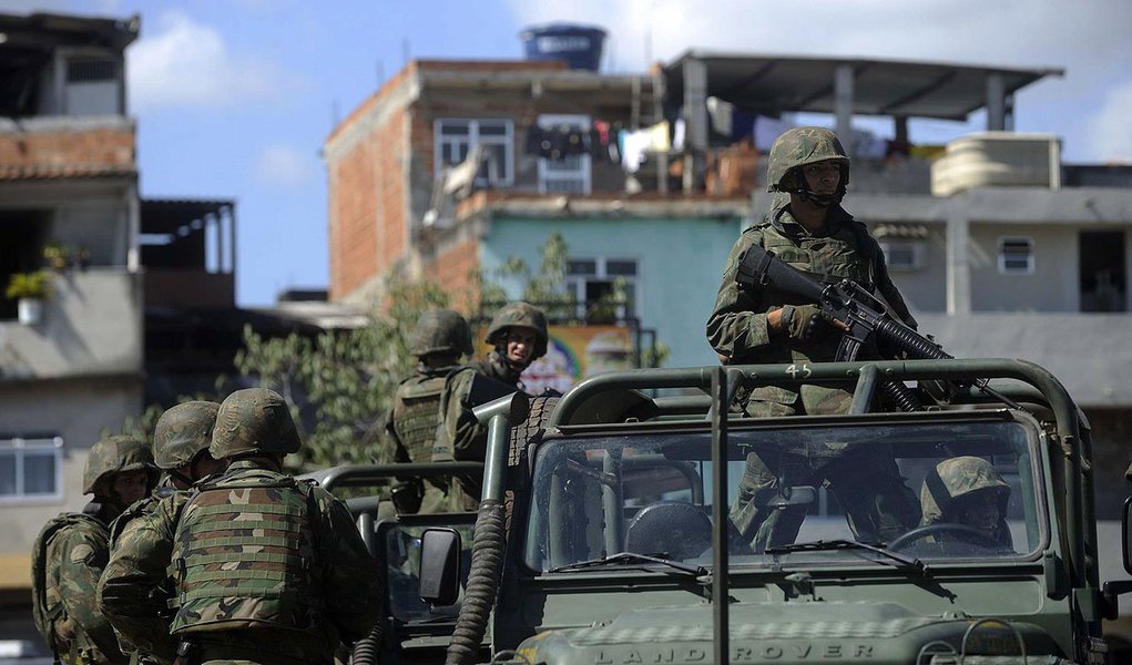 Na manhã deste sábado, um homem identificado como Jeferson, 20, morreu durante troca de tiros na comunidade Vila Pinheiro e moradores fizeram protestos no local; é a primeira morte na comunidade desde a chegada das Forças Armadas à região; de acordo com a Força de Pacificação, por volta das 8h, dois homens tentaram fugir de uma patrulha motorizada. Em seguida, eles foram abordados e começaram a atirar e os militares revidaram (Foto: José Barbacena) Na manhã deste sábado, um homem identificado como Jeferson, 20, morreu durante troca de tiros na comunidade Vila Pinheiro e moradores fizeram protestos no local; é a primeira morte na comunidade desde a chegada das Forças Armadas à região; de acordo com a Força de Pacificação, por volta das 8h, dois homens tentaram fugir de uma patrulha motorizada. Em seguida, eles foram abordados e começaram a atirar e os militares revidaram