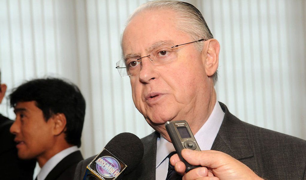 Deputado Barros Munhoz (PSDB), líder do governo Geraldo Alckmin na Assembleia Legislativa de São Paulo, criticou ontem as comissões parlamentares de inquérito como instrumento de investigação; "O governador quer apurar, mas não é CPI que apura. CPI nunca apurou nada", afirmou; desde 2008, esta é a quarta tentativa do PT para instalar uma CPI sobre o conluio de empresas nos contratos do Metrô paulista; para Munhoz, "isso aí é uma proposta eminentemente política, sem nenhum conteúdo" (Foto: Gisele Federicce) Deputado Barros Munhoz (PSDB), líder do governo Geraldo Alckmin na Assembleia Legislativa de São Paulo, criticou ontem as comissões parlamentares de inquérito como instrumento de investigação; "O governador quer apurar, mas não é CPI que apura. CPI nunca apurou nada", afirmou; desde 2008, esta é a quarta tentativa do PT para instalar uma CPI sobre o conluio de empresas nos contratos do Metrô paulista; para Munhoz, "isso aí é uma proposta eminentemente política, sem nenhum conteúdo"