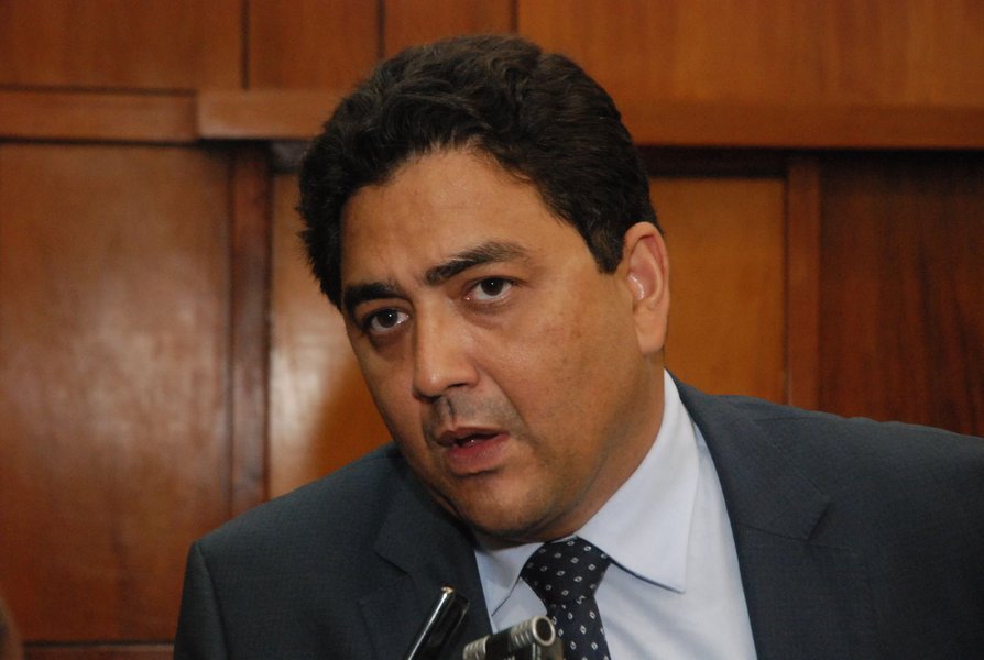 O PTB quer unir em Goiás as legendas PSDB e PT visando às eleições em outubro deste ano. A junção intitulada "Dilmar", defendida pelo deputado petebista Talles Barreto, faz referência ao apoio recíproco entre a presidente petista, Dilma Roussef, que disputará a reeleição à Presidência da República, e o governador tucano Marconi Perillo, ao Palácio das Esmeraldas (Foto: Voney Malta) O PTB quer unir em Goiás as legendas PSDB e PT visando às eleições em outubro deste ano. A junção intitulada "Dilmar", defendida pelo deputado petebista Talles Barreto, faz referência ao apoio recíproco entre a presidente petista, Dilma Roussef, que disputará a reeleição à Presidência da República, e o governador tucano Marconi Perillo, ao Palácio das Esmeraldas