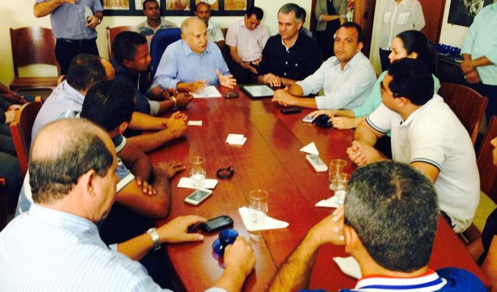 Os gestores foram entregar nas mãos do ex-governador o manifesto que defende sua candidatura ao Senado, assinado pelos 25 prefeitos dos municípios que compõem a região; segundo o presidente do Consórcio Intermunicipal de Desenvolvimento do Bico do Papagaio (Ambip) e prefeito de Axixá do Tocantins, Auri Wulange, o grupo foi bem recepcionado pelo governador; “Demonstramos nosso apoio à candidatura dele ao Senado caso ele queira se candidatar. Ele nos informou que ainda não sabe se será candidato, que está estudando mas que irá decidir num curto espaço de tempo e irá nos informar da sua decisão”, disse o prefeito; mesmo fora do governo, Siqueira Campos mostra força política (Foto: Aquiles Lins) Os gestores foram entregar nas mãos do ex-governador o manifesto que defende sua candidatura ao Senado, assinado pelos 25 prefeitos dos municípios que compõem a região; segundo o presidente do Consórcio Intermunicipal de Desenvolvimento do Bico do Papagaio (Ambip) e prefeito de Axixá do Tocantins, Auri Wulange, o grupo foi bem recepcionado pelo governador; “Demonstramos nosso apoio à candidatura dele ao Senado caso ele queira se candidatar. Ele nos informou que ainda não sabe se será candidato, que está estudando mas que irá decidir num curto espaço de tempo e irá nos informar da sua decisão”, disse o prefeito; mesmo fora do governo, Siqueira Campos mostra força política