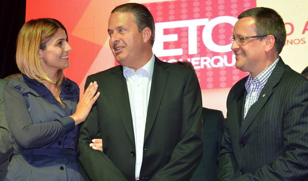 De olho nas eleições majoritárias de 2014, a cúpula do PSB definiu as metas prioritárias para disputar o próximo pleito; além do fortalecimento da candidatura presidencial do governador de Pernambuco, Eduardo Campos, aparecem o aumento da bancada federal, dos atuais 39 para 50 deputados, e manter, no mínimo, os seis governos estaduais hoje administrados pelo partido; “Não interessa ter palanques próprios fracos. Vamos apoiar quem apoiar Eduardo”, afirmou o líder do PSB na Câmara, deputado federal Beto Albuquerque (Foto: Paulo Emílio) De olho nas eleições majoritárias de 2014, a cúpula do PSB definiu as metas prioritárias para disputar o próximo pleito; além do fortalecimento da candidatura presidencial do governador de Pernambuco, Eduardo Campos, aparecem o aumento da bancada federal, dos atuais 39 para 50 deputados, e manter, no mínimo, os seis governos estaduais hoje administrados pelo partido; “Não interessa ter palanques próprios fracos. Vamos apoiar quem apoiar Eduardo”, afirmou o líder do PSB na Câmara, deputado federal Beto Albuquerque