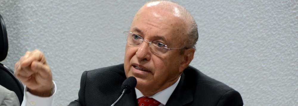Após ser atacado pelo deputado Augusto Bezerra (DEM) e continuar na mira de aliados dos irmãos Edivan e Eduardo Amorim, o senador Valadares afirma que "não recuará"; "Não recuarei com medo da tática nazista de adversários para destruir reputações:"uma mentira dita mil vezes torna-se uma verdade". Quem viver verá!", afirmou no Twitter; ontem, o governador Jackson Barreto (PMDB) saiu em defesa do senador; pressão dos Amorim seria causada por aproximação entre Valadares e o prefeito João Alves Filho (DEM) e a disputa para montar palanque estadual para Eduardo Campos (PSB) (Foto: Valter Lima) Após ser atacado pelo deputado Augusto Bezerra (DEM) e continuar na mira de aliados dos irmãos Edivan e Eduardo Amorim, o senador Valadares afirma que "não recuará"; "Não recuarei com medo da tática nazista de adversários para destruir reputações:"uma mentira dita mil vezes torna-se uma verdade". Quem viver verá!", afirmou no Twitter; ontem, o governador Jackson Barreto (PMDB) saiu em defesa do senador; pressão dos Amorim seria causada por aproximação entre Valadares e o prefeito João Alves Filho (DEM) e a disputa para montar palanque estadual para Eduardo Campos (PSB)