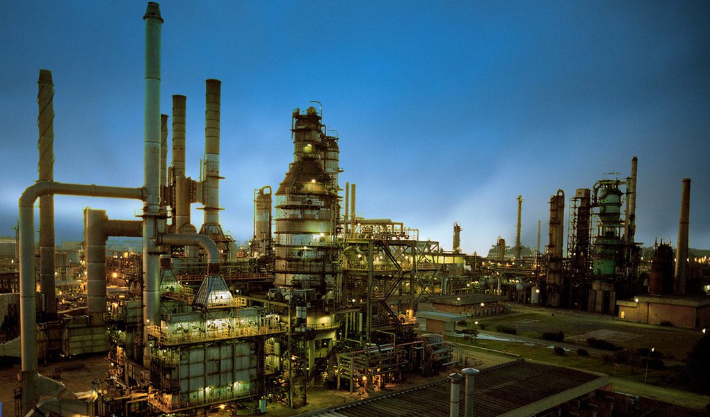 Petrobras informou que a "Unidade de Destilação da Refinaria Getúlio Vargas (Repar) encontra-se em processo de partida, respeitando os princípios de segurança, meio ambiente e saúde, que norteiam as ações da Petrobras”; localizada na região metropolitana de Curitiba, a refinaria é responsável por cerca de 10% da produção nacional, principalmente de óleo diesel e de gasolina, e tem capacidade de processar cerca de 200 mil barris de petróleo por dia (Foto: Valter Lima) Petrobras informou que a "Unidade de Destilação da Refinaria Getúlio Vargas (Repar) encontra-se em processo de partida, respeitando os princípios de segurança, meio ambiente e saúde, que norteiam as ações da Petrobras”; localizada na região metropolitana de Curitiba, a refinaria é responsável por cerca de 10% da produção nacional, principalmente de óleo diesel e de gasolina, e tem capacidade de processar cerca de 200 mil barris de petróleo por dia