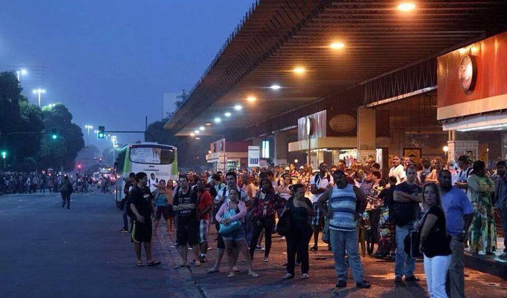 O Tribunal Regional do Trabalho (TRT) do Rio de Janeiro julgará na próxima segunda-feira (2) o dissídio coletivo de greve interposto pelo Sindicato das Empresas de Ônibus da Cidade do Rio de Janeiro (Rio Ônibus) contra o sindicato dos motoristas e dos cobradores de ônibus, o Sintraturb; a categoria reivindica reajuste salarial de 40%, índice maior que o acertado entre o sindicato e os empresários, de 10% dentro do dissídio anual discutido entre as duas partes (Foto: Leonardo Lucena) O Tribunal Regional do Trabalho (TRT) do Rio de Janeiro julgará na próxima segunda-feira (2) o dissídio coletivo de greve interposto pelo Sindicato das Empresas de Ônibus da Cidade do Rio de Janeiro (Rio Ônibus) contra o sindicato dos motoristas e dos cobradores de ônibus, o Sintraturb; a categoria reivindica reajuste salarial de 40%, índice maior que o acertado entre o sindicato e os empresários, de 10% dentro do dissídio anual discutido entre as duas partes