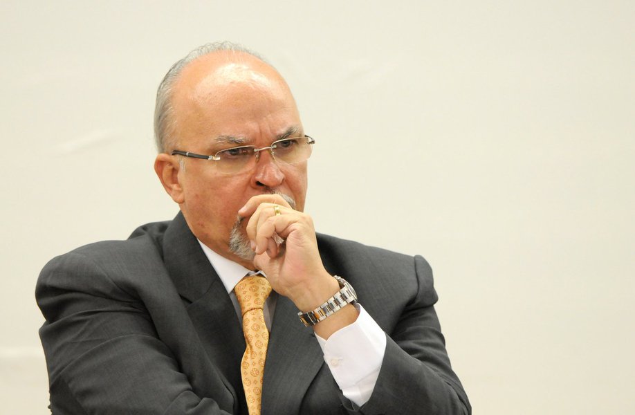 O presidente do PP na Bahia, deputado Mário Negromonte, rebateu as críticas do colega Nelson Pelegrino de que o Ministério das Cidades, do qual ele foi titular, está "manobrando" para não liberar emendas dos parlamentares do PT; ele sugeriu que Pelegrino fosse "bater na porta de Ideli Salvatti", ministra de Relações Institucionais; segundo o progressista, Ideli foi responsável por fazer as listas com as emendas que devem ser liberadas; caso as emendas não sejam liberadas, o governo pode ter dor de cabeça para aprovar projetos Congresso; "É bom o governo olhar isso aí, porque pode ter problema", alertou Negromonte (Foto: Romulo Faro) O presidente do PP na Bahia, deputado Mário Negromonte, rebateu as críticas do colega Nelson Pelegrino de que o Ministério das Cidades, do qual ele foi titular, está "manobrando" para não liberar emendas dos parlamentares do PT; ele sugeriu que Pelegrino fosse "bater na porta de Ideli Salvatti", ministra de Relações Institucionais; segundo o progressista, Ideli foi responsável por fazer as listas com as emendas que devem ser liberadas; caso as emendas não sejam liberadas, o governo pode ter dor de cabeça para aprovar projetos Congresso; "É bom o governo olhar isso aí, porque pode ter problema", alertou Negromonte