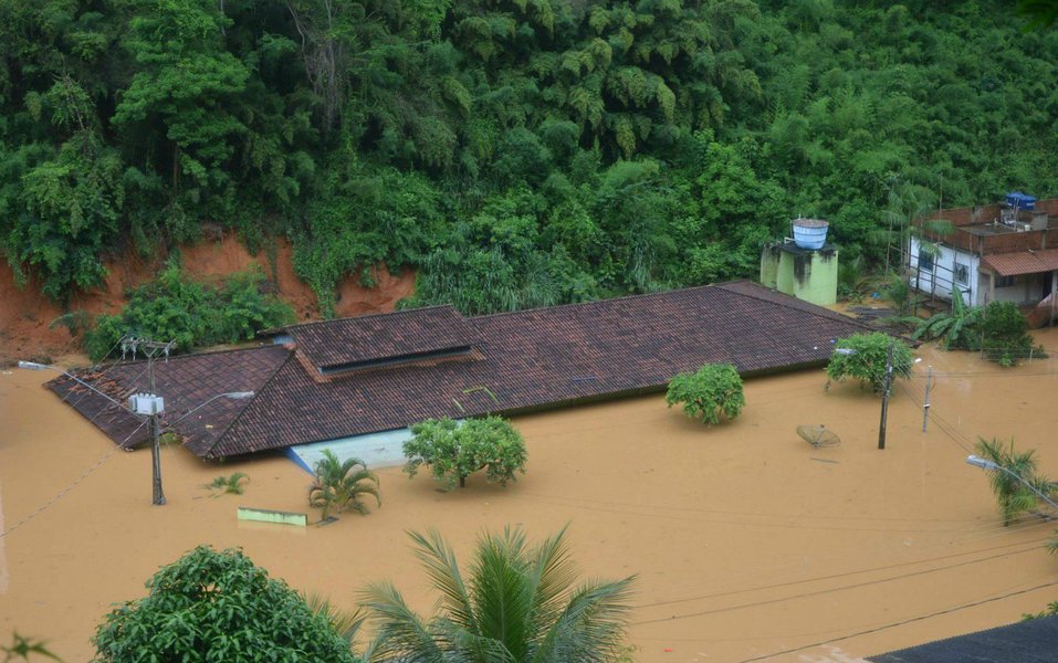 As vítimas das chuvas que castigam o Espírito Santo desde o início do mês têm o sofrimento amenizado pela solidariedade de conterrâneos e de pessoas de todo o país dispostas a ajudar de alguma forma; ajuda vem acontecendo por meio de doação de alimentos, roupas, dinheiro e de orações de gente que deseja ver diminuída a dor das famílias dos 17 mortos que já são registrados até então e das mais de 47 mil pessoas que tiveram de deixar suas casas e estão abrigadas em igrejas, escolas públicas, galpões e em casas de parentes que não foram afetados pelo maior desastre natural dos últimos 90 anos no estado (Foto: Romulo Faro) As vítimas das chuvas que castigam o Espírito Santo desde o início do mês têm o sofrimento amenizado pela solidariedade de conterrâneos e de pessoas de todo o país dispostas a ajudar de alguma forma; ajuda vem acontecendo por meio de doação de alimentos, roupas, dinheiro e de orações de gente que deseja ver diminuída a dor das famílias dos 17 mortos que já são registrados até então e das mais de 47 mil pessoas que tiveram de deixar suas casas e estão abrigadas em igrejas, escolas públicas, galpões e em casas de parentes que não foram afetados pelo maior desastre natural dos últimos 90 anos no estado
