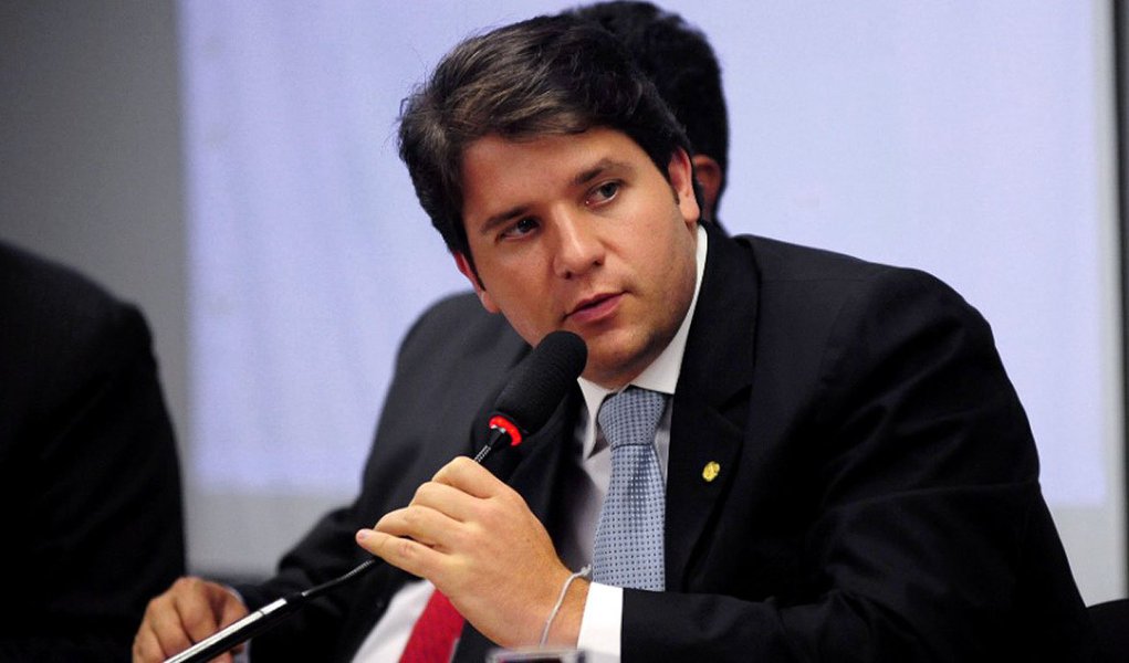 Deputado federal Luiz Argôlo (SDD-BA), que enfrenta processo por quebra de decoro parlamentar no Conselho de Ética da Câmara, por "fortes evidências de ter recebido elevedas quantias de dinheiro do doleiro Alberto Youssef", alegou sofrer de problemas cardíacos para pedir uma licença médica de 15 dias à Câmara dos Deputados (Foto: Roberta Namour) Deputado federal Luiz Argôlo (SDD-BA), que enfrenta processo por quebra de decoro parlamentar no Conselho de Ética da Câmara, por "fortes evidências de ter recebido elevedas quantias de dinheiro do doleiro Alberto Youssef", alegou sofrer de problemas cardíacos para pedir uma licença médica de 15 dias à Câmara dos Deputados