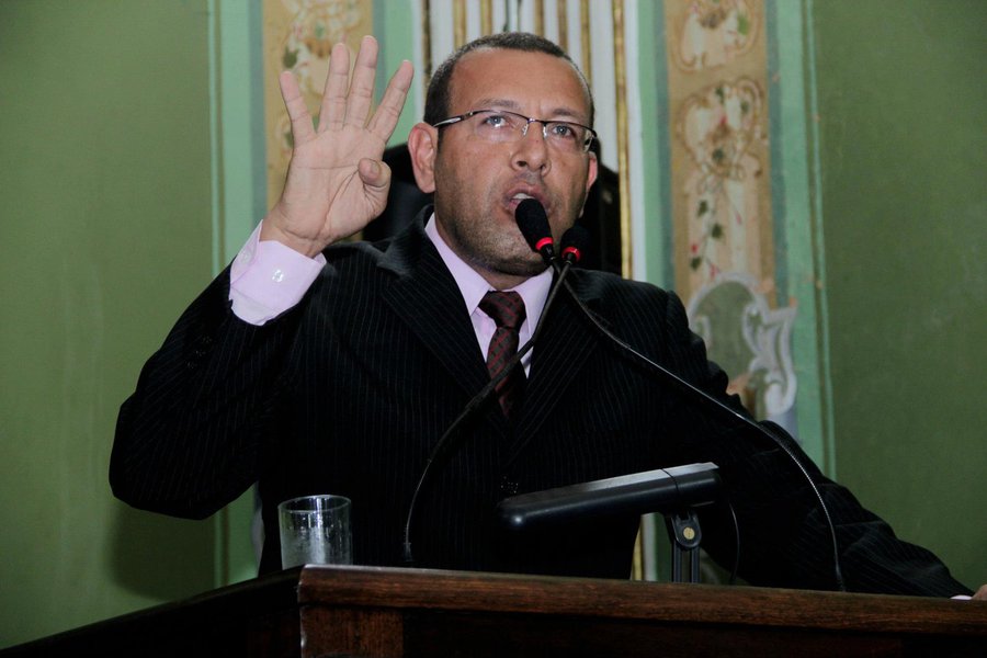 Depois de 40 dias preso no Complexo Penitenciário da Papuda, em Brasília, o vereador de Salvador Marco Prisco (PSDB) teve prisão revogada nesta noite pelo juiz substituto da 17ª Vara Federal, Fábio Roque; apesar da liberação, o tucano só será solto na segunda-feira (2) por causa do pagamento de sua fiança, que deverá ser feito na 'boca do caixa' em horário de expediente bancário. Valor da fiança é de 30 salários mínimos, o que equivale a aproximadamente R$ 21 mil (Foto: Romulo Faro) Depois de 40 dias preso no Complexo Penitenciário da Papuda, em Brasília, o vereador de Salvador Marco Prisco (PSDB) teve prisão revogada nesta noite pelo juiz substituto da 17ª Vara Federal, Fábio Roque; apesar da liberação, o tucano só será solto na segunda-feira (2) por causa do pagamento de sua fiança, que deverá ser feito na 'boca do caixa' em horário de expediente bancário. Valor da fiança é de 30 salários mínimos, o que equivale a aproximadamente R$ 21 mil