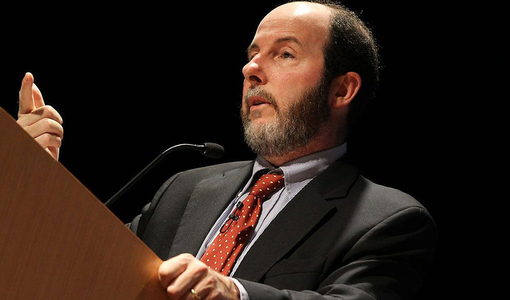 Ex-presidente do Banco Central Armínio Fraga criticou a atual política macroeconômica, gerida pelo ministro Guido Mantega: "Os problemas de hoje vêm desde o segundo mandato do presidente Lula quando se abandonou um modelo mais equilibrado na direção do que se chama hoje de nova matriz, com política macro mais frouxa, muito foco no consumo e pouco foco na produtividade em geral” (Foto: Roberta Namour) Ex-presidente do Banco Central Armínio Fraga criticou a atual política macroeconômica, gerida pelo ministro Guido Mantega: "Os problemas de hoje vêm desde o segundo mandato do presidente Lula quando se abandonou um modelo mais equilibrado na direção do que se chama hoje de nova matriz, com política macro mais frouxa, muito foco no consumo e pouco foco na produtividade em geral”