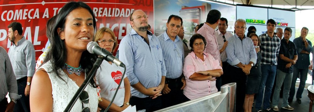 Secretário estadual de Organização do PT, Tadeu Brito, questiona, em artigo enviado para a imprensa, a posição apresentada pela Direção Nacional do partido que reafirmou a legalidade da filiação da ex-primeira-dama Eliane Aquino; no texto, ele cobra a apresentação da ficha de filiação dela e afirma que há uma contradição na resposta da Secretaria Nacional de Organização; "Por um lado, diz que o Diretório Estadual do DF não encaminhou tempestivamente a documentação relativa ao cadastramento, o que impediu que Eliane concluísse a transferência de sua filiação para Aracaju. Por outro lado, diz que Eliane Aquino Custódio foi prejudicada pelo extravio de documentos no Diretório Estadual do Distrito Federal. Afinal: a transferência foi feita fora do prazo ou houve extravio?", diz (Foto: Valter Lima) Secretário estadual de Organização do PT, Tadeu Brito, questiona, em artigo enviado para a imprensa, a posição apresentada pela Direção Nacional do partido que reafirmou a legalidade da filiação da ex-primeira-dama Eliane Aquino; no texto, ele cobra a apresentação da ficha de filiação dela e afirma que há uma contradição na resposta da Secretaria Nacional de Organização; "Por um lado, diz que o Diretório Estadual do DF não encaminhou tempestivamente a documentação relativa ao cadastramento, o que impediu que Eliane concluísse a transferência de sua filiação para Aracaju. Por outro lado, diz que Eliane Aquino Custódio foi prejudicada pelo extravio de documentos no Diretório Estadual do Distrito Federal. Afinal: a transferência foi feita fora do prazo ou houve extravio?", diz