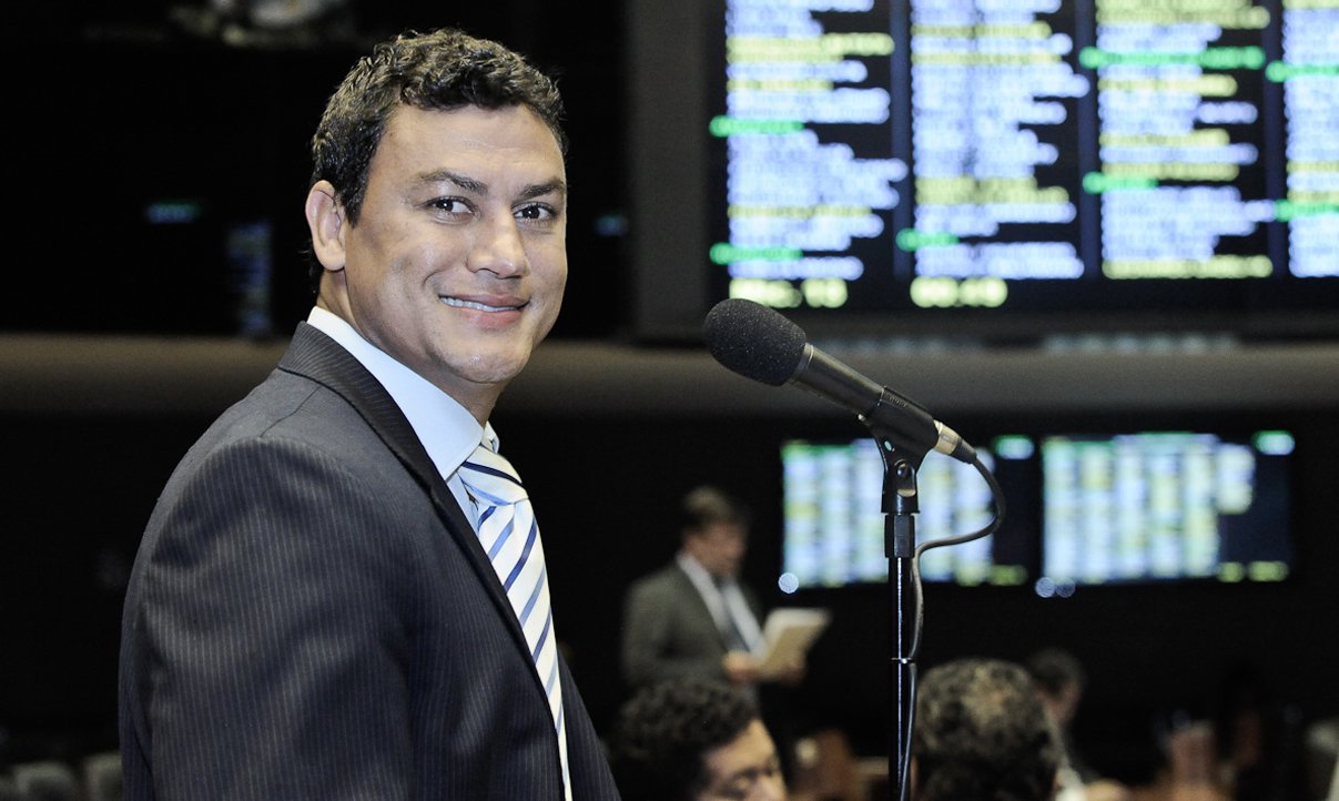 Deputado baiano e a colega Perpétua Almeida, do PCdoB do Acre, prometeram aos representantes de Telexfree, BBom e Multiclick criar uma frente parlamentar para apoiar as empresas de marketing multinível (MMN) – baseado em revendedores autônomos – e criar um marco regulatório para o setor; "Minha ideia é defender as pessoas que entraram nas redes, que as pessoas continuem nas redes se dando bem ou recebam aquilo (que deveriam receber). Se fosse realmente pirâmide, essas pessoas (responsáveis pelas empresas) estavam escondidas como (aconteceu com) Avestruz máster e Boi Gordo (casos conhecidos de pirâmides financeiras)", argumenta Popó (Foto: Romulo Faro) Deputado baiano e a colega Perpétua Almeida, do PCdoB do Acre, prometeram aos representantes de Telexfree, BBom e Multiclick criar uma frente parlamentar para apoiar as empresas de marketing multinível (MMN) – baseado em revendedores autônomos – e criar um marco regulatório para o setor; "Minha ideia é defender as pessoas que entraram nas redes, que as pessoas continuem nas redes se dando bem ou recebam aquilo (que deveriam receber). Se fosse realmente pirâmide, essas pessoas (responsáveis pelas empresas) estavam escondidas como (aconteceu com) Avestruz máster e Boi Gordo (casos conhecidos de pirâmides financeiras)", argumenta Popó