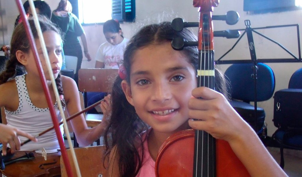 “O foco principal do PRIMA não é ser uma simples escola de música. Trata-se, muito mais, de uma verdadeira escola de vida, um trabalho de inclusão através da música, das artes e de uma certa sabedoria existencial”, Maestro Alex Klein (Foto: Gisele Federicce) “O foco principal do PRIMA não é ser uma simples escola de música. Trata-se, muito mais, de uma verdadeira escola de vida, um trabalho de inclusão através da música, das artes e de uma certa sabedoria existencial”, Maestro Alex Klein