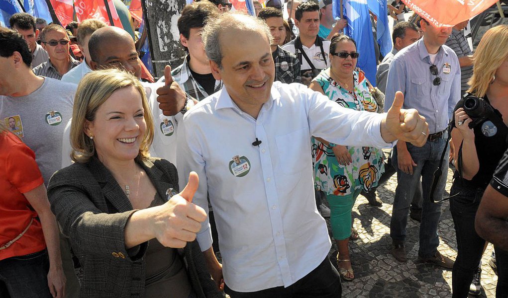 "Eu vou apoiar Gleisi"; a declaração do prefeito de Curitiba, Gustavo Fruet (PDT), carimba o apoio da legenda pedetista na capital à candidatura da ministra Gleisi Hoffmann (PT), ao governo do Paraná em 2014; Fruet falou, ainda, sobre a possibilidade de diminuição no preço das passagens de ônibus e foi taxativo: "Não. Agora não, nós já reduzimos este ano e foi a primeira vez na história que houve redução na tarifa técnica" (Foto: Leonardo Lucena) "Eu vou apoiar Gleisi"; a declaração do prefeito de Curitiba, Gustavo Fruet (PDT), carimba o apoio da legenda pedetista na capital à candidatura da ministra Gleisi Hoffmann (PT), ao governo do Paraná em 2014; Fruet falou, ainda, sobre a possibilidade de diminuição no preço das passagens de ônibus e foi taxativo: "Não. Agora não, nós já reduzimos este ano e foi a primeira vez na história que houve redução na tarifa técnica"
