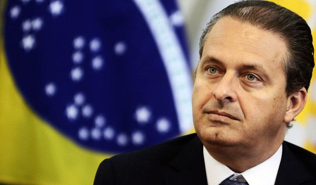 O governador de Pernambuco e presidenciável pelo PSB, Eduardo Campos, se manifestou, pelas Redes Sociais, acerca da página “Eduardo Campos Presidente”, que sofreu uma ação do Supremo Tribunal Eleitoral por “exagerar na propaganda antes do período eleitoral”; de acordo com um texto postado por Campos na página oficial do Facebook, “perfis falsos não tornarão esse debate mais rico, apenas pulverizarão a conversa e desviarão a atenção dos brasileiros", postou; "Afinal, não estamos pensando em eleições, estamos pensando no Brasil”, acrescentou (Foto: Paulo Emílio) O governador de Pernambuco e presidenciável pelo PSB, Eduardo Campos, se manifestou, pelas Redes Sociais, acerca da página “Eduardo Campos Presidente”, que sofreu uma ação do Supremo Tribunal Eleitoral por “exagerar na propaganda antes do período eleitoral”; de acordo com um texto postado por Campos na página oficial do Facebook, “perfis falsos não tornarão esse debate mais rico, apenas pulverizarão a conversa e desviarão a atenção dos brasileiros", postou; "Afinal, não estamos pensando em eleições, estamos pensando no Brasil”, acrescentou