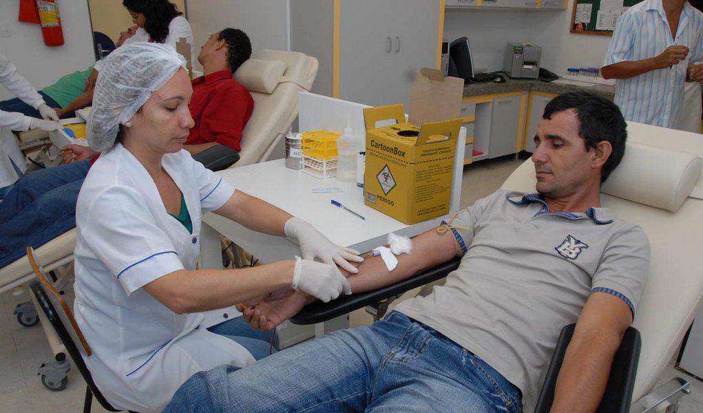 Os servidores da saúde de Alagoas paralisaram as atividades na manhã desta quinta-feira (12). As unidades do Hemocentro de Alagoas (Hemoal), do Hemocentro do Agreste (Hemoar), do Serviço de Atendimento Móvel (Samu) de Maceió e Arapiraca, do Hospital Hélvio Auto, da Maternidade Santa Mônica, do Hospital Portugal Ramalho e da Unidade de Emergência do Agreste funcionam com apenas 30% dos serviços. No Hospital Geral do Estado (HGE) funciona apenas a emergência, mas todo paciente que chegar será avaliado. (Foto: Voney Malta) Os servidores da saúde de Alagoas paralisaram as atividades na manhã desta quinta-feira (12). As unidades do Hemocentro de Alagoas (Hemoal), do Hemocentro do Agreste (Hemoar), do Serviço de Atendimento Móvel (Samu) de Maceió e Arapiraca, do Hospital Hélvio Auto, da Maternidade Santa Mônica, do Hospital Portugal Ramalho e da Unidade de Emergência do Agreste funcionam com apenas 30% dos serviços. No Hospital Geral do Estado (HGE) funciona apenas a emergência, mas todo paciente que chegar será avaliado.