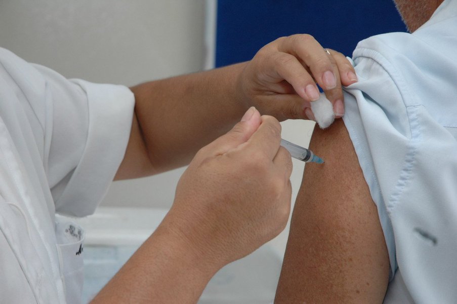 A Secretaria Municipal de Saúde de Salvador (SMS) iniciou nesta terça-feira (22) a vacinação contra a Influenza nos centros de saúde ligados ao órgão; o mutirão faz parte da 16ª Campanha Nacional de Vacinação contra a Influenza, iniciada em todo o país e que prossegue até o próximo dia 9 (Foto: Romulo Faro) A Secretaria Municipal de Saúde de Salvador (SMS) iniciou nesta terça-feira (22) a vacinação contra a Influenza nos centros de saúde ligados ao órgão; o mutirão faz parte da 16ª Campanha Nacional de Vacinação contra a Influenza, iniciada em todo o país e que prossegue até o próximo dia 9