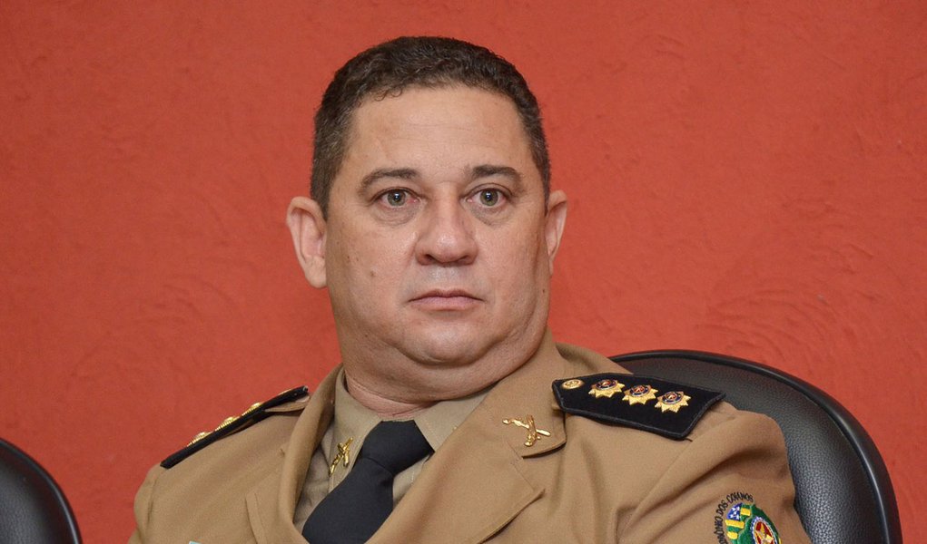 Maior parte da tropa será destinada ao policiamento na Capital; o efetivo é de aprovados no último concurso público da instituição e que finaliza estágio supervisionado, afirma o comandante-geral, coronel Sílvio Benedito, em entrevista à Rádio 730; ele adianta que a corporação deve realizar um novo concurso no próximo ano; o comandante credita parte da sensação de insegurança à legislação brasileira: “Nosso Código Penal é de 1940 e tem várias brechas. Hoje as pessoas matam e roubam e não ficam nem 90 dias na cadeia.” (Foto: Realle Palazzo-Martini) Maior parte da tropa será destinada ao policiamento na Capital; o efetivo é de aprovados no último concurso público da instituição e que finaliza estágio supervisionado, afirma o comandante-geral, coronel Sílvio Benedito, em entrevista à Rádio 730; ele adianta que a corporação deve realizar um novo concurso no próximo ano; o comandante credita parte da sensação de insegurança à legislação brasileira: “Nosso Código Penal é de 1940 e tem várias brechas. Hoje as pessoas matam e roubam e não ficam nem 90 dias na cadeia.”