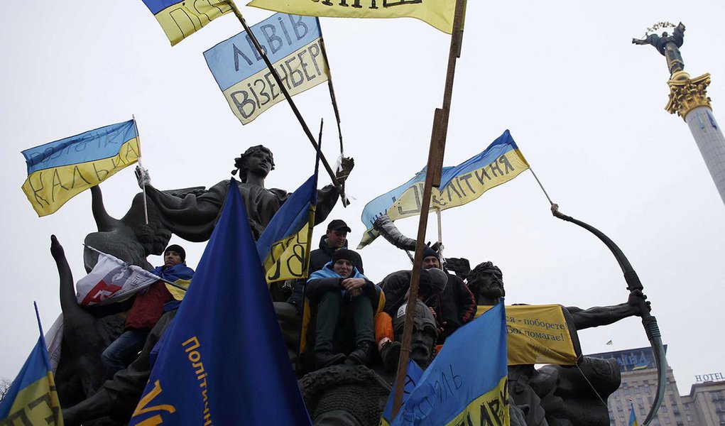 Manifestantes estão concentrados na Praça da Independência, em Kiev, capital da Ucrânia, em resposta ao apelo da oposição para uma manifestação contra o presidente Viktor Yanukovich e sua decisão de privilegiar aproximação com a Rússia em detrimento da integração europeia; com bandeiras e cachecóis com as cores da Ucrânia e da União Europeia, os manifestantes começaram a concentração cedo, apesar da baixa temperatura (Foto: Romulo Faro) Manifestantes estão concentrados na Praça da Independência, em Kiev, capital da Ucrânia, em resposta ao apelo da oposição para uma manifestação contra o presidente Viktor Yanukovich e sua decisão de privilegiar aproximação com a Rússia em detrimento da integração europeia; com bandeiras e cachecóis com as cores da Ucrânia e da União Europeia, os manifestantes começaram a concentração cedo, apesar da baixa temperatura