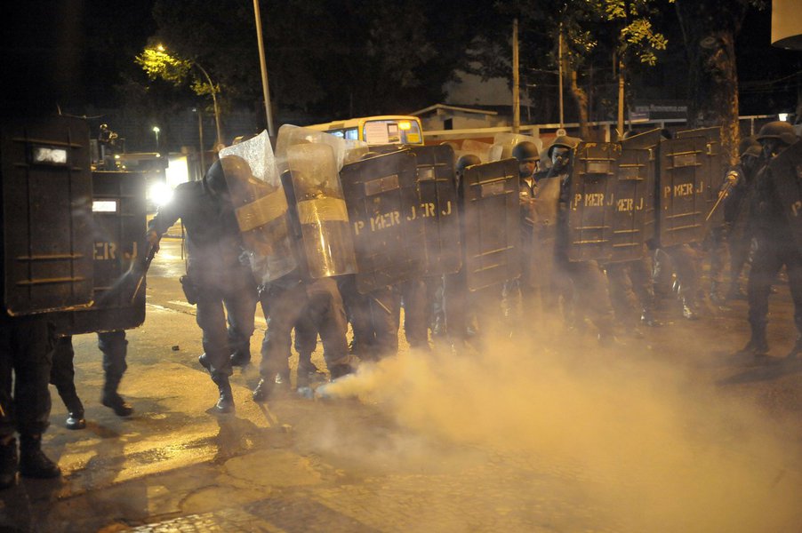 Por conta de mais uma noite marcada por conflitos entre policiais militares e manifestantes no Rio, o diretor do Departamento Geral de Polícia da Capital, delegado Ricardo Dominguez, compareceu à 9ªDP (Catete) para apurar o caso e tomar as devidas providências, se for necessário; 29 pessoas foram detidas, mas todas liberadas; quatro ficaram feridas; dois bancos e um ponto de ônibus foram depredados (Foto: Leonardo Lucena) Por conta de mais uma noite marcada por conflitos entre policiais militares e manifestantes no Rio, o diretor do Departamento Geral de Polícia da Capital, delegado Ricardo Dominguez, compareceu à 9ªDP (Catete) para apurar o caso e tomar as devidas providências, se for necessário; 29 pessoas foram detidas, mas todas liberadas; quatro ficaram feridas; dois bancos e um ponto de ônibus foram depredados