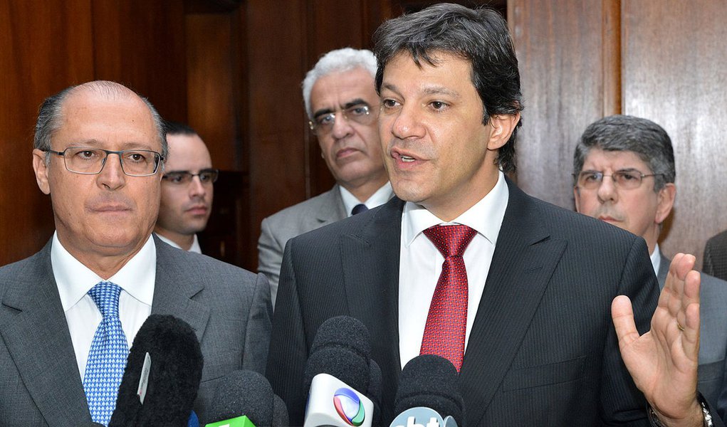 Governador tucano anunciou pagamento de bolsa mensal de R$ 395 a 40 dependentes químicos, em contrapartida de uma jornada de trabalho de 24 horas semanais e participação em curso de capacitação profissional; prefeito petista de SP lançou a iniciativa no início do ano
(Foto: Roberta Namour) Governador tucano anunciou pagamento de bolsa mensal de R$ 395 a 40 dependentes químicos, em contrapartida de uma jornada de trabalho de 24 horas semanais e participação em curso de capacitação profissional; prefeito petista de SP lançou a iniciativa no início do ano