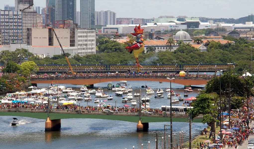 Enquanto que em 2007, antes do juizado do folião ser criado, foram registradas 357 Termos Circunstanciado de Ocorrência (TCOs) durante o desfile do Galo da Madrugada, de 2008 a 2013, este número caiu para 169 TCOs; ou seja, a quantidade de ocorrências foi menos da metade do que as verificadas há sete anos; em 2014, o número de ocorrências cravou 17 nos dois Polos do Juizado do Folião, o que representou um declínio de 19% em comparação com o ano passado (Foto: Leonardo Lucena) Enquanto que em 2007, antes do juizado do folião ser criado, foram registradas 357 Termos Circunstanciado de Ocorrência (TCOs) durante o desfile do Galo da Madrugada, de 2008 a 2013, este número caiu para 169 TCOs; ou seja, a quantidade de ocorrências foi menos da metade do que as verificadas há sete anos; em 2014, o número de ocorrências cravou 17 nos dois Polos do Juizado do Folião, o que representou um declínio de 19% em comparação com o ano passado
