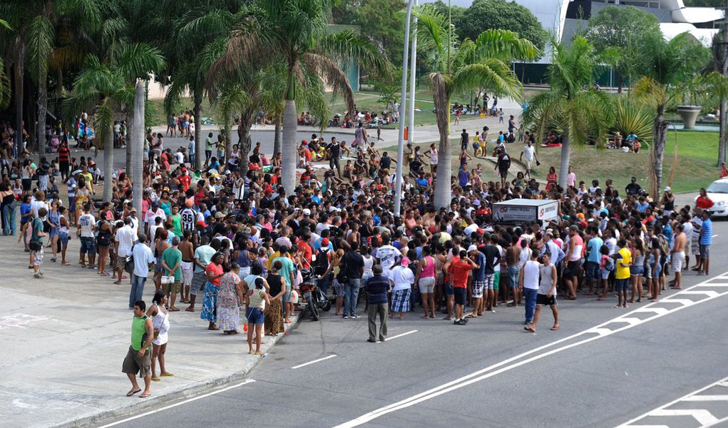 Invasores removidos do terreno da Oi, no Engenho Novo, na Zona Norte do Rio, protestam em frente à Prefeitura da cidade; os cerca de mil manifestantes chegaram a fechar todo o sentido Centro da Avenida Presidente Vargas, mas a via já foi liberada; apenas uma faixa da pista lateral segue fechada por um pequeno grupo (Foto: Leonardo Lucena) Invasores removidos do terreno da Oi, no Engenho Novo, na Zona Norte do Rio, protestam em frente à Prefeitura da cidade; os cerca de mil manifestantes chegaram a fechar todo o sentido Centro da Avenida Presidente Vargas, mas a via já foi liberada; apenas uma faixa da pista lateral segue fechada por um pequeno grupo