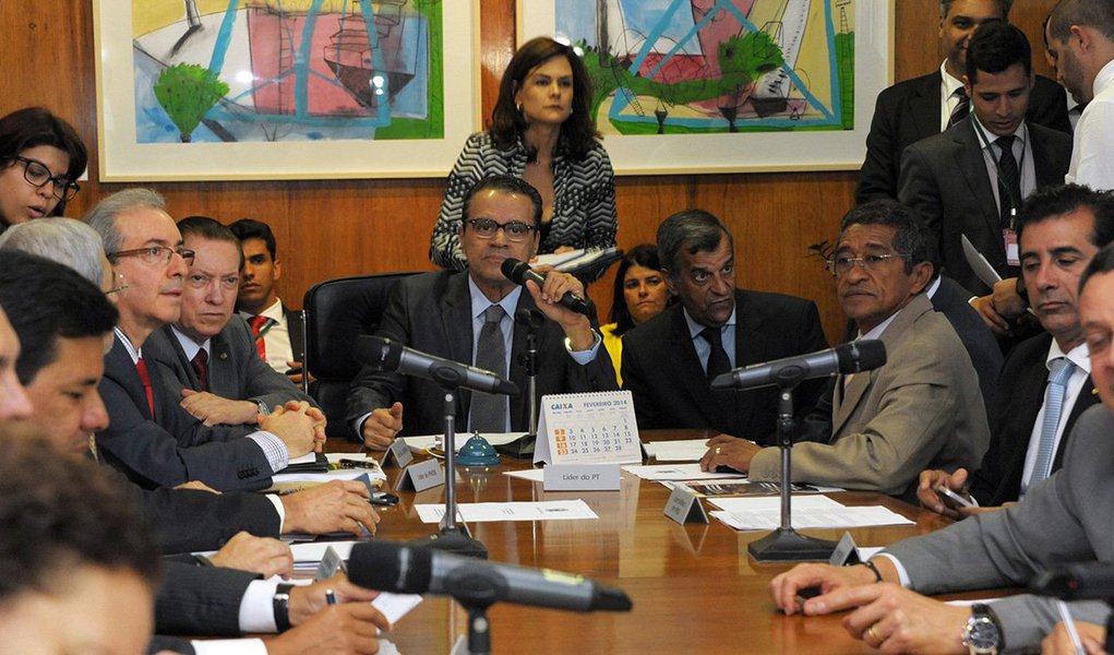 Presidente da Câmara, Henrique Eduardo Alves, confirmou, nesta terça (18), a transferência da votação do projeto para a próxima semana; só assim, se iniciará destrancamento da pauta; para a próxima quarta (26), Alves anunciou a votação dos cinco demais projetos que trancam a pauta; entre os projetos estão o que inclui a corrupção como crime hediondo; as novas regras para casas de espetáculos e a regulamentação da Emenda Constitucional dos direitos dos empregados domésticos (Foto: Valter Lima) Presidente da Câmara, Henrique Eduardo Alves, confirmou, nesta terça (18), a transferência da votação do projeto para a próxima semana; só assim, se iniciará destrancamento da pauta; para a próxima quarta (26), Alves anunciou a votação dos cinco demais projetos que trancam a pauta; entre os projetos estão o que inclui a corrupção como crime hediondo; as novas regras para casas de espetáculos e a regulamentação da Emenda Constitucional dos direitos dos empregados domésticos