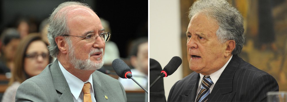 A renúncia de Eduardo Azeredo (PSDB) abriu caminho para o retorno à Câmara dos Deputados de Edmar Moreira (PR-MG), que ficou conhecido como "deputado do castelo"; nesta segunda (24), o primeiro suplente de Azeredo, Ruy Muniz (DEM), atual prefeito de Montes Claros, encaminhou à Câmara carta na qual recusa a vaga de deputado federal; Moreira omitiu da Justiça Eleitoral a posse de um castelo, avaliado em R$ 25 milhões, no interior de Minas (Foto: Valter Lima) A renúncia de Eduardo Azeredo (PSDB) abriu caminho para o retorno à Câmara dos Deputados de Edmar Moreira (PR-MG), que ficou conhecido como "deputado do castelo"; nesta segunda (24), o primeiro suplente de Azeredo, Ruy Muniz (DEM), atual prefeito de Montes Claros, encaminhou à Câmara carta na qual recusa a vaga de deputado federal; Moreira omitiu da Justiça Eleitoral a posse de um castelo, avaliado em R$ 25 milhões, no interior de Minas