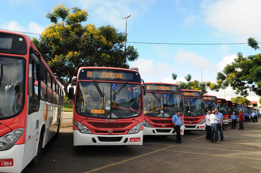 117 novos ônibus foram entregues neste sábado (28) aos moradores de Fercal e Sobradinho I e II. Renovação da frota atinge 50%. Expectativa é de que até fevereiro a renovação total seja concluída no Distrito Federal atingindo um número de 2.580 novos ônibus em circulação (Foto: Voney Malta) 117 novos ônibus foram entregues neste sábado (28) aos moradores de Fercal e Sobradinho I e II. Renovação da frota atinge 50%. Expectativa é de que até fevereiro a renovação total seja concluída no Distrito Federal atingindo um número de 2.580 novos ônibus em circulação