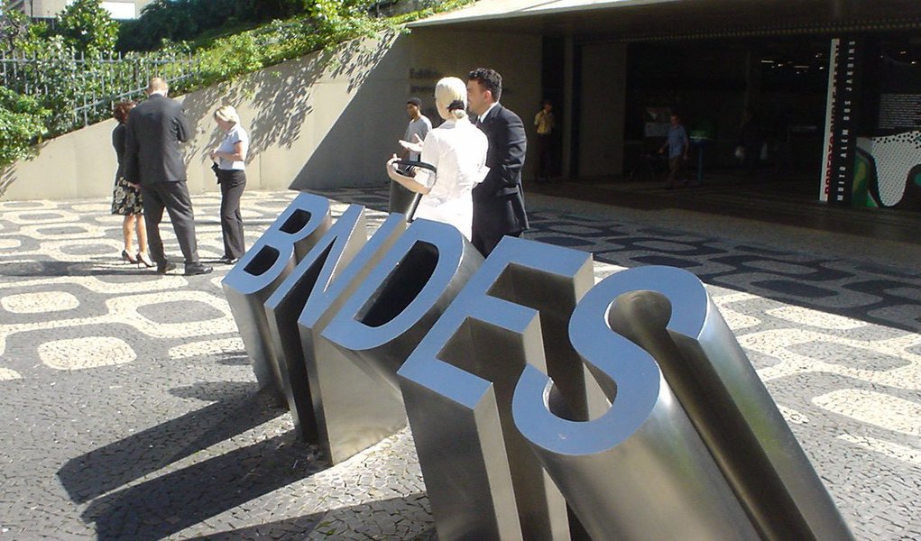 Construção do anexo é resultado do aumento das atividades do banco e da ampliação de suas áreas de atuação; em 2002, o banco tinha 1,8 mil empregados e desembolsos de R$ 45 bilhões; no ano passado, os funcionários somavam 2,8 mil, entre próprios e terceirizados, do total de 2,814 mil autorizados pelo Departamento de Coordenação e Governança das Empresas Estatais (Dest), e os desembolsos atingiram R$ 190 bilhões (Foto: Valter Lima) Construção do anexo é resultado do aumento das atividades do banco e da ampliação de suas áreas de atuação; em 2002, o banco tinha 1,8 mil empregados e desembolsos de R$ 45 bilhões; no ano passado, os funcionários somavam 2,8 mil, entre próprios e terceirizados, do total de 2,814 mil autorizados pelo Departamento de Coordenação e Governança das Empresas Estatais (Dest), e os desembolsos atingiram R$ 190 bilhões