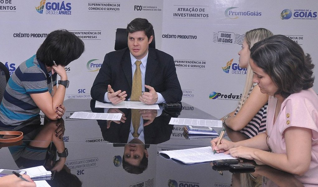 Resultado positivo entre exportações e importações é o maior em 10 anos; Balança Comercial alcançou saldo de US$ 399,4 milhões no mês; segundo dados apurados pelo Ministério do Desenvolvimento, Indústria e Comércio Exterior foram exportados US$ 732,7 milhões e importados US$ 333,2 milhões; “Números excelentes, já que o saldo comercial acumulado de janeiro a março de 2013, se comparado com o janeiro a março deste ano, revelou crescimento de 200% e foi o maior saldo comercial brasileiro”, celebra o secretário interino de Estado de Indústria e Comércio, Rafael Lousa (Foto: Realle Palazzo-Martini) Resultado positivo entre exportações e importações é o maior em 10 anos; Balança Comercial alcançou saldo de US$ 399,4 milhões no mês; segundo dados apurados pelo Ministério do Desenvolvimento, Indústria e Comércio Exterior foram exportados US$ 732,7 milhões e importados US$ 333,2 milhões; “Números excelentes, já que o saldo comercial acumulado de janeiro a março de 2013, se comparado com o janeiro a março deste ano, revelou crescimento de 200% e foi o maior saldo comercial brasileiro”, celebra o secretário interino de Estado de Indústria e Comércio, Rafael Lousa