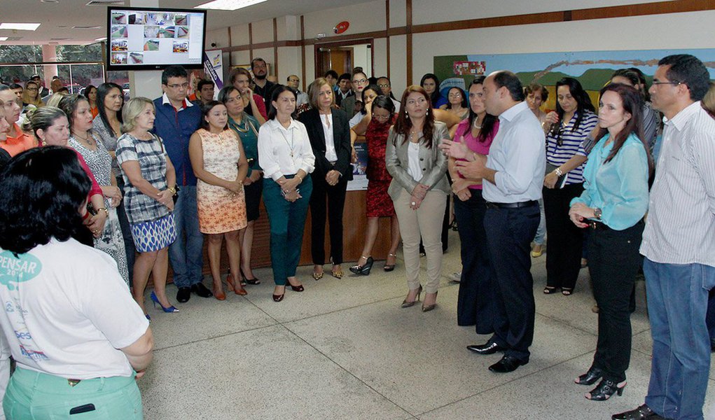 Sandoval Cardoso frisou que o Tocantins é referência por ter a melhor Educação nas regiões norte e nordeste e falou do compromisso do governo com os servidores; "O governo do Estado cumpre com a data base, e respeita o servidor, sempre pensando numa Educação de melhor qualidade", afirmou; acompanhado da deputada federal Professora Dorinha, ex-secretária de Educação, e dos deputados Wanderlei Barbosa (SD) e Raimundo Pailito (PEN), o governador falou sobre a publicação do Ato nº 594, publicado no Diário Oficial dessa quinta-feira, 29, que trata da nomeação dos diretores regionais das 13 Diretorias Regionais de Gestão e Formação (DRGF); medida corrige uma disparidade salarial que havia entre os ocupantes dos cargos (Foto: Aquiles Lins) Sandoval Cardoso frisou que o Tocantins é referência por ter a melhor Educação nas regiões norte e nordeste e falou do compromisso do governo com os servidores; "O governo do Estado cumpre com a data base, e respeita o servidor, sempre pensando numa Educação de melhor qualidade", afirmou; acompanhado da deputada federal Professora Dorinha, ex-secretária de Educação, e dos deputados Wanderlei Barbosa (SD) e Raimundo Pailito (PEN), o governador falou sobre a publicação do Ato nº 594, publicado no Diário Oficial dessa quinta-feira, 29, que trata da nomeação dos diretores regionais das 13 Diretorias Regionais de Gestão e Formação (DRGF); medida corrige uma disparidade salarial que havia entre os ocupantes dos cargos