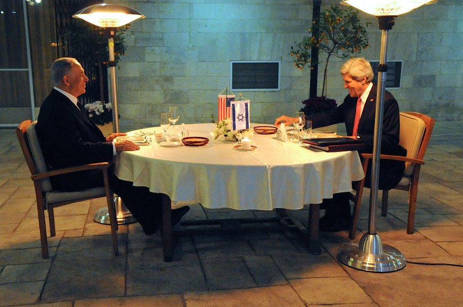 O secretário de Estado norte-americano, John Kerry, afirmou neste domingo que israelenses e palestinos estão avançando nos diálogos para chegarem à paz na região, embora haja grande ceticismo em relação a um acordo entre as partes; ele esteve em Israel e se encontrou com Benjamin Netanyahu (Foto: Leonardo Attuch) O secretário de Estado norte-americano, John Kerry, afirmou neste domingo que israelenses e palestinos estão avançando nos diálogos para chegarem à paz na região, embora haja grande ceticismo em relação a um acordo entre as partes; ele esteve em Israel e se encontrou com Benjamin Netanyahu