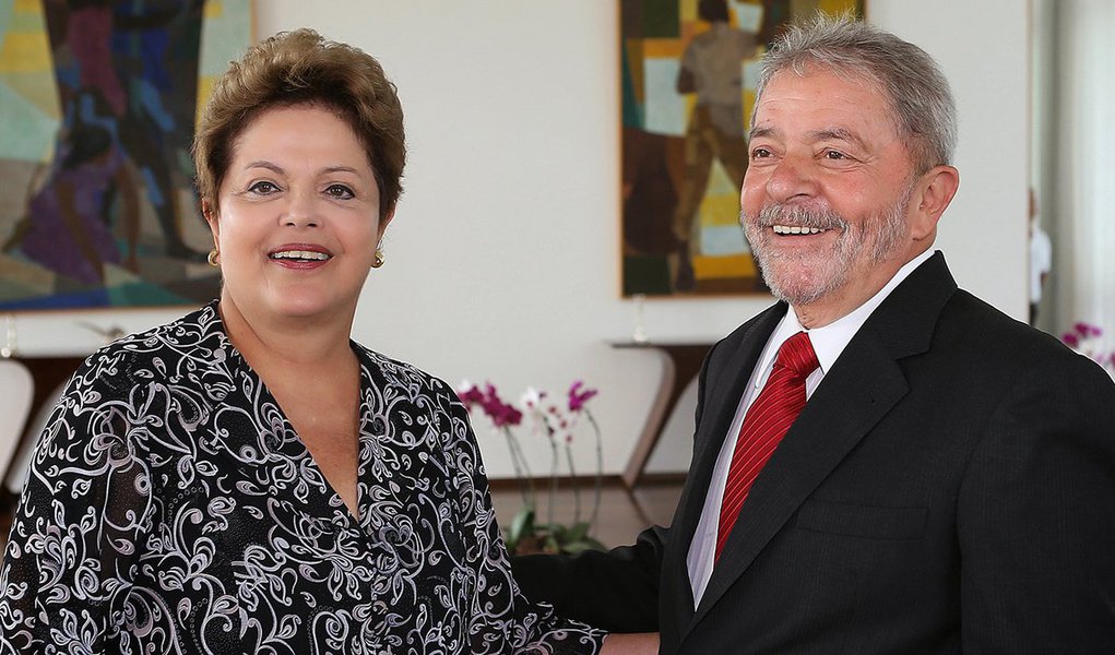 No momento em que crescem as especulações sobre o "Volta, Lula", ex-presidente, mais uma vez, joga água na fervura; em entrevista no Paraná, ele afirma que será um militante da presidente Dilma, a quem considera "a pessoa mais preparada para governar o País"; Lula também destaca resultados de sua gestão, como o "menor desemprego da história" do Brasil; na disputa estadual no Paraná, ele se mostra confiante em relação às chances da ex-ministra Gleisi Hoffmann; "ela pode promover um salto de qualidade" (Foto: Gisele Federicce) No momento em que crescem as especulações sobre o "Volta, Lula", ex-presidente, mais uma vez, joga água na fervura; em entrevista no Paraná, ele afirma que será um militante da presidente Dilma, a quem considera "a pessoa mais preparada para governar o País"; Lula também destaca resultados de sua gestão, como o "menor desemprego da história" do Brasil; na disputa estadual no Paraná, ele se mostra confiante em relação às chances da ex-ministra Gleisi Hoffmann; "ela pode promover um salto de qualidade"