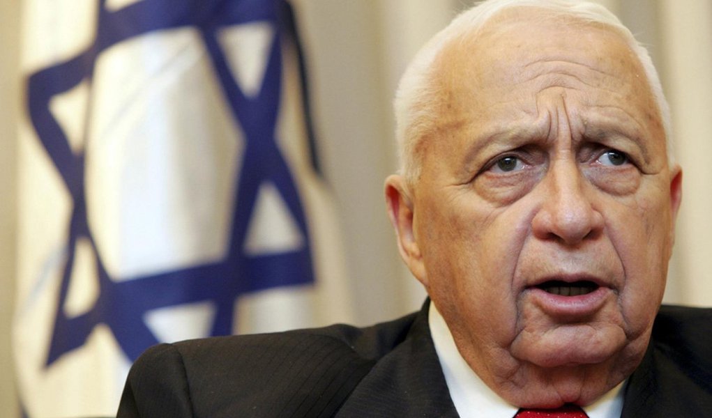 A saúde do ex-primeiro-ministro israelense Ariel Sharon continua em estado crítico, depois de o seu quadro clínico ter piorado nas últimas 24 horas por causa de uma insuficiência renal; ele encontra-se "entre a vida e a morte", indicaram fontes médicas em declarações citadas pela imprensa local (Foto: Valter Lima) A saúde do ex-primeiro-ministro israelense Ariel Sharon continua em estado crítico, depois de o seu quadro clínico ter piorado nas últimas 24 horas por causa de uma insuficiência renal; ele encontra-se "entre a vida e a morte", indicaram fontes médicas em declarações citadas pela imprensa local