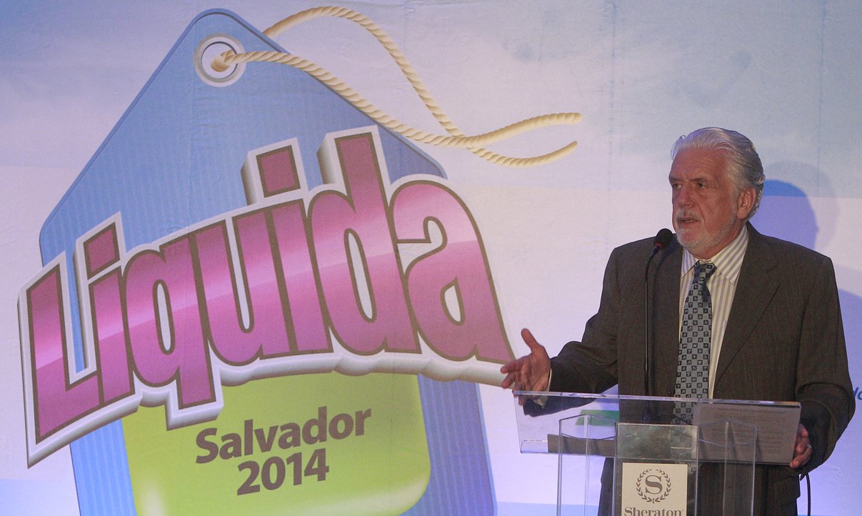 A Liquida Salvador, que este ano acontece de 7 a 17 de março em mais de 7.500 pontos de venda da capital baiana e Região Metropolitana (RMS), chega à 16ª edição e movimenta o comércio varejista, beneficiando os consumidores com descontos nos preços dos produtos e sorteio de prêmios; "O governo do estado contribui para isso com o parcelamento do ICMS, o que é importante no início do ano para os comerciantes, para o consumidor pelos descontos, além de uma maior arrecadação para o Estado", disse o governador Jaques Wagner
(Foto: Romulo Faro) A Liquida Salvador, que este ano acontece de 7 a 17 de março em mais de 7.500 pontos de venda da capital baiana e Região Metropolitana (RMS), chega à 16ª edição e movimenta o comércio varejista, beneficiando os consumidores com descontos nos preços dos produtos e sorteio de prêmios; "O governo do estado contribui para isso com o parcelamento do ICMS, o que é importante no início do ano para os comerciantes, para o consumidor pelos descontos, além de uma maior arrecadação para o Estado", disse o governador Jaques Wagner