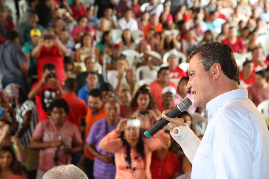A implantação de governo itinerante foi a principal ação defendida pelo território Litoral Sul para o programa de governo do pré-candidato Rui Costa (PT); lista de contribuições apresentada neste domingo em Ilhéus à chapa majoritária também teve como destaque a Ferrovia de Integração Oeste Leste (Fiol) e o Porto Sul; Rui disse que ficou "empolgado"; "Vocês traçaram o futuro que querem para a região. Temos aqui um material rico, com propostas pensadas e estruturadas para o potencial que o sul da Bahia tem" (Foto: Romulo Faro) A implantação de governo itinerante foi a principal ação defendida pelo território Litoral Sul para o programa de governo do pré-candidato Rui Costa (PT); lista de contribuições apresentada neste domingo em Ilhéus à chapa majoritária também teve como destaque a Ferrovia de Integração Oeste Leste (Fiol) e o Porto Sul; Rui disse que ficou "empolgado"; "Vocês traçaram o futuro que querem para a região. Temos aqui um material rico, com propostas pensadas e estruturadas para o potencial que o sul da Bahia tem"