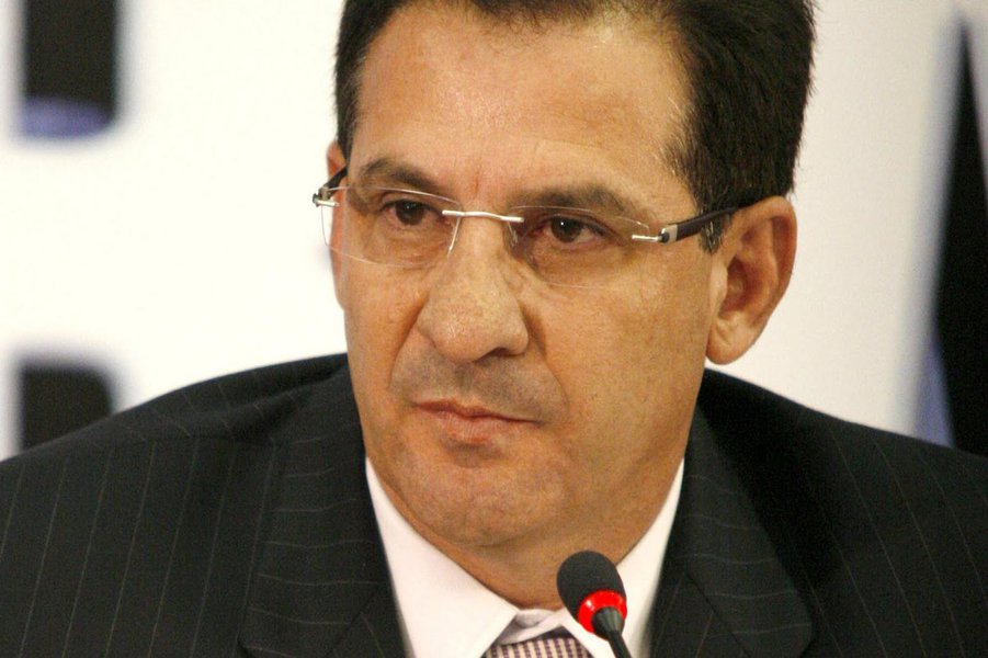 Empresário, que hoje preside o PSB no Estado, só aceitaria se juntar ao PMDB e PT se fosse cabeça de chapa na candidatura ao governo em 2014 - é o que diz o Jornal Opção. Ex-prefeito de Senador Canedo estaria convicto de pode marchar sozinho e vai mesmo para a corrida eleitoral do Palácio das Esmeraldas. Eduardo Campos e Marconi Perillo tem se aproximado e se o governador de Pernambuco for mesmo encarar Dilma Rousseff, uma aliança de Vanderlan com o tucano Perillo poderia se consolidar (Foto: Realle Palazzo-Martini) Empresário, que hoje preside o PSB no Estado, só aceitaria se juntar ao PMDB e PT se fosse cabeça de chapa na candidatura ao governo em 2014 - é o que diz o Jornal Opção. Ex-prefeito de Senador Canedo estaria convicto de pode marchar sozinho e vai mesmo para a corrida eleitoral do Palácio das Esmeraldas. Eduardo Campos e Marconi Perillo tem se aproximado e se o governador de Pernambuco for mesmo encarar Dilma Rousseff, uma aliança de Vanderlan com o tucano Perillo poderia se consolidar