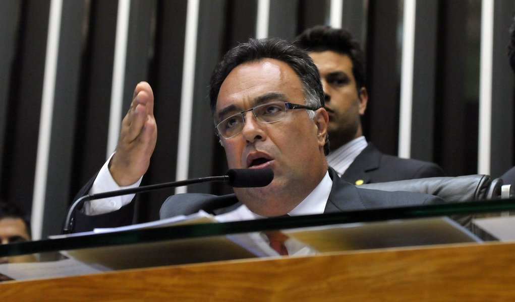 Ex-vice-presidente da Câmara viaja mil quilômetros de automóvel, do Paraná a Brasília, para entregar carta de renúncia já escrita; porém, ao chegar, tomou conhecimento de que gesto não evitaria abertura de processo no Conselho de Ética da Casa; André Vargas, então, teria deixado a capital com destino ignorado, sem renunciar; ele decidiu defender-se das acusações no exercício de seu mandato; extensão da sangria do parlamentar vai fazer bem à imagem do PT? (Foto: Gisele Federicce) Ex-vice-presidente da Câmara viaja mil quilômetros de automóvel, do Paraná a Brasília, para entregar carta de renúncia já escrita; porém, ao chegar, tomou conhecimento de que gesto não evitaria abertura de processo no Conselho de Ética da Casa; André Vargas, então, teria deixado a capital com destino ignorado, sem renunciar; ele decidiu defender-se das acusações no exercício de seu mandato; extensão da sangria do parlamentar vai fazer bem à imagem do PT?