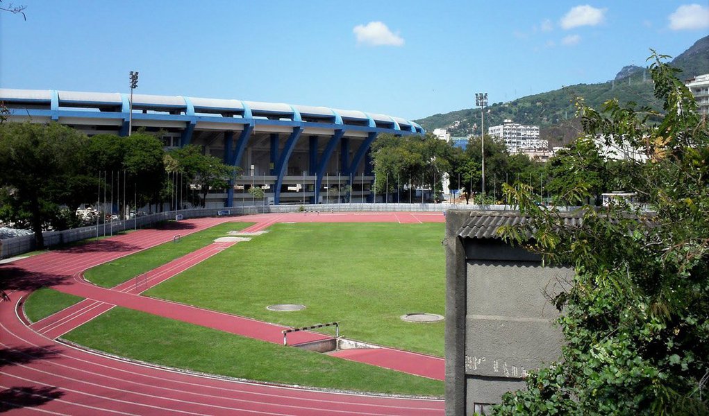 Em ato simbólico, atletas e ex-atletas pediram hoje a reforma e reabertura do Estádio de Atletismo Célio de Barros, localizado no Complexo Maracanã; estádio foi fechado há um ano e iria ser transformado em um estacionamento do estádio (Foto: Gisele Federicce) Em ato simbólico, atletas e ex-atletas pediram hoje a reforma e reabertura do Estádio de Atletismo Célio de Barros, localizado no Complexo Maracanã; estádio foi fechado há um ano e iria ser transformado em um estacionamento do estádio