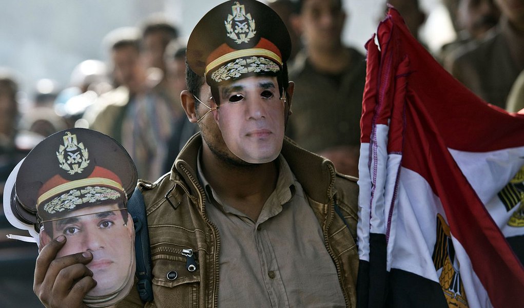 Segundo o jornal estatal Al Ahram, decisão foi tomada após uma reunião de gabinete com 15 minutos de duração; chefe do Exército, marechal de campo Abdel Fattah al-Sisi, que deve concorrer à Presidência, participou do encontro por ser o atual ministro da Defesa (Foto: Roberta Namour) Segundo o jornal estatal Al Ahram, decisão foi tomada após uma reunião de gabinete com 15 minutos de duração; chefe do Exército, marechal de campo Abdel Fattah al-Sisi, que deve concorrer à Presidência, participou do encontro por ser o atual ministro da Defesa