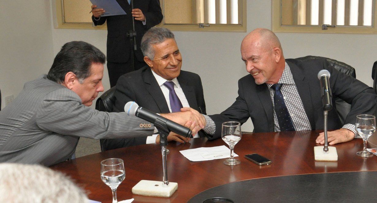 Governador Marconi Perillo, Prefeito de Mara Rosa, Elvino Coelho Furtado, Diretor da Amarillo, Willian Richard Brown, assinatura de Protocolo de Inten��es entre o Governo do Estado e a Amarillo Minera��o do Brasil Ltda. Visando a Implanta��o de uma Unidad (Foto: José Barbacena) Governador Marconi Perillo, Prefeito de Mara Rosa, Elvino Coelho Furtado, Diretor da Amarillo, Willian Richard Brown, assinatura de Protocolo de Inten��es entre o Governo do Estado e a Amarillo Minera��o do Brasil Ltda. Visando a Implanta��o de uma Unidad