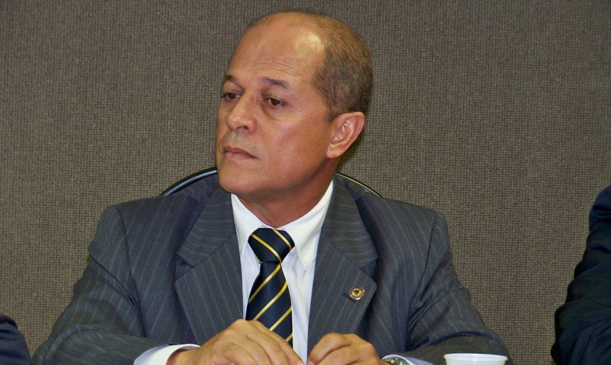 A Procuradoria Regional Eleitoral na Bahia (PRE/BA) ajuizou representação contra o deputado estadual Joseildo Ramos (PT) por propaganda eleitoral fora de época; segundo o procurador Sidney Madruga, o petista estaria "tentando se promover para o pleito de 2014" por meio de outdoors situados na BR 110 "com mensagens implícitas" sobre a recuperação de uma estrada no município de Nova Soure/BA, a 225km de Salvador; "apesar de não contemplar pedido explícito de voto, a propaganda tem o objetivo de alavancar pretensões políticas no prélio que ocorrerá no mês de outubro do próximo ano", diz Madruga (Foto: Romulo Faro) A Procuradoria Regional Eleitoral na Bahia (PRE/BA) ajuizou representação contra o deputado estadual Joseildo Ramos (PT) por propaganda eleitoral fora de época; segundo o procurador Sidney Madruga, o petista estaria "tentando se promover para o pleito de 2014" por meio de outdoors situados na BR 110 "com mensagens implícitas" sobre a recuperação de uma estrada no município de Nova Soure/BA, a 225km de Salvador; "apesar de não contemplar pedido explícito de voto, a propaganda tem o objetivo de alavancar pretensões políticas no prélio que ocorrerá no mês de outubro do próximo ano", diz Madruga