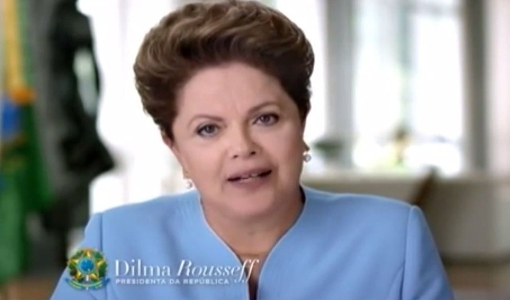 Em pronunciamento em cadeia nacional de rádio e televisão, a presidente Dilma Rousseff destacou conquistas das mulheres nos últimos anos; “Nos últimos onze anos, das 36 milhões de pessoas que saíram da extrema pobreza, mais da metade são mulheres. Igualmente são mulheres, mais da metade das 42 milhões de pessoas que alcançaram a classe média. O Brasil criou, nos últimos três anos, 4,5 milhões de empregos. Mais da metade desses empregos, com carteira assinada, foram conquistados pelas mulheres. Por este e outros motivos, podemos dizer que a mulher é a nova força que move o Brasil”; assista
(Foto: Felipe L. Goncalves) Em pronunciamento em cadeia nacional de rádio e televisão, a presidente Dilma Rousseff destacou conquistas das mulheres nos últimos anos; “Nos últimos onze anos, das 36 milhões de pessoas que saíram da extrema pobreza, mais da metade são mulheres. Igualmente são mulheres, mais da metade das 42 milhões de pessoas que alcançaram a classe média. O Brasil criou, nos últimos três anos, 4,5 milhões de empregos. Mais da metade desses empregos, com carteira assinada, foram conquistados pelas mulheres. Por este e outros motivos, podemos dizer que a mulher é a nova força que move o Brasil”; assista