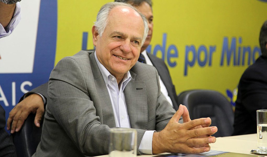 Pré-candidato do PSDB ao governo de Minas Gerais, Pimenta da Veiga, tem encontrado dificuldades para manter sua candidatura, desde que foi indiciado pela Polícia Federal por lavagem de dinheiro; nos últimos dias, ele se reuniu com representantes de 18 partidos para reafirmar que continua candidato e anunciar que vai viajar pelo estado; internamente, o PSDB continua discutindo a possibilidade de troca de candidato, dependendo dos desdobramentos do caso (Foto: Valter Lima) Pré-candidato do PSDB ao governo de Minas Gerais, Pimenta da Veiga, tem encontrado dificuldades para manter sua candidatura, desde que foi indiciado pela Polícia Federal por lavagem de dinheiro; nos últimos dias, ele se reuniu com representantes de 18 partidos para reafirmar que continua candidato e anunciar que vai viajar pelo estado; internamente, o PSDB continua discutindo a possibilidade de troca de candidato, dependendo dos desdobramentos do caso