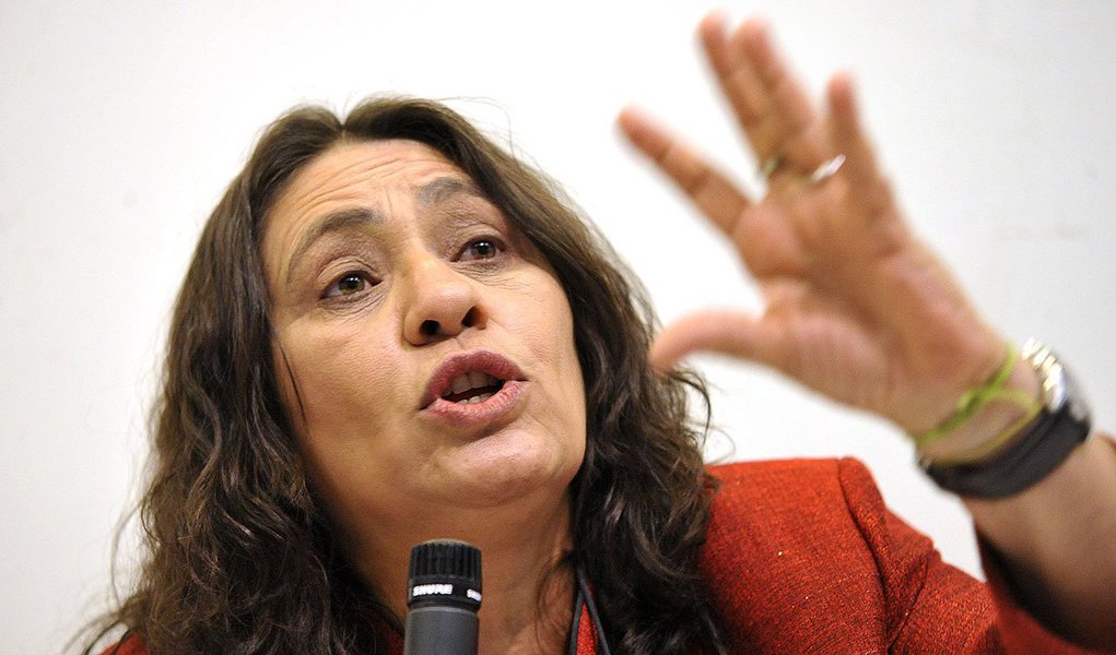 Jornalista Tereza Cruvinel avalia as últimas pesquisas, que revelam queda da presidente Dilma Rousseff (PT) e piora na imagem do governo federal; para ela, chama a atenção o índice de votos brancos e nulos, que, segundo o Ibope, são hoje 24% do eleitorado; Cruvinel entende que esta parcela dos eleitores "pode estar querendo mudanças, mas não credenciando os candidatos de oposição como agentes ideais para implementá-las, dividem-se entre o apoio a Dilma e o voto nulo ou em branco" (Foto: Valter Lima) Jornalista Tereza Cruvinel avalia as últimas pesquisas, que revelam queda da presidente Dilma Rousseff (PT) e piora na imagem do governo federal; para ela, chama a atenção o índice de votos brancos e nulos, que, segundo o Ibope, são hoje 24% do eleitorado; Cruvinel entende que esta parcela dos eleitores "pode estar querendo mudanças, mas não credenciando os candidatos de oposição como agentes ideais para implementá-las, dividem-se entre o apoio a Dilma e o voto nulo ou em branco"