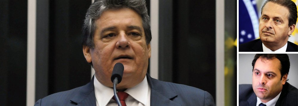Presidente do PSC em Pernambuco, deputado Sílvio Costa criticou o PSB e a escolha do secretário da Fazenda, Paulo Câmara, para disputar o governo do estado; "O povo de Pernambuco, em outubro, vai querer eleger um governador, e não um governado”, disparou; Costa acrescentou que, caso Câmara seja eleito, será constantemente monitorado pelo governador e presidenciável Eduardo Campos; ele defendeu a candidatura do senador Armando Monteiro (PTB), o “candidato do presidente Lula, o homem que mais ama Pernambuco nesse mundo” (Foto: Paulo Emílio) Presidente do PSC em Pernambuco, deputado Sílvio Costa criticou o PSB e a escolha do secretário da Fazenda, Paulo Câmara, para disputar o governo do estado; "O povo de Pernambuco, em outubro, vai querer eleger um governador, e não um governado”, disparou; Costa acrescentou que, caso Câmara seja eleito, será constantemente monitorado pelo governador e presidenciável Eduardo Campos; ele defendeu a candidatura do senador Armando Monteiro (PTB), o “candidato do presidente Lula, o homem que mais ama Pernambuco nesse mundo”