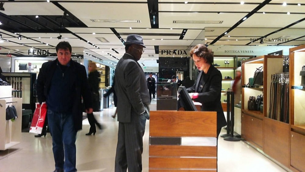 De férias na França, com diárias pagas pela União, o presidente do Supremo Tribunal Federal, Joaquim Barbosa, aproveitou para fazer compras numa galeria de luxo em Paris, onde desfilam grifes como Prada, Fendi e Bottega Veneta; o fato de ser pago pelos contribuintes para desfrutar "la vie en rose" é, segundo Barbosa, uma "tremenda bobagem"; indagado sobre o interesse público das diárias, ele respondeu: "O interesse público é esse que vocês estão vendo, eu sou o presidente de um dos poderes da República" (Foto: Leonardo Attuch) www.brasil247.com - De férias na França, com diárias pagas pela União, o presidente do Supremo Tribunal Federal, Joaquim Barbosa, aproveitou para fazer compras numa galeria de luxo em Paris, onde desfilam grifes como Prada, Fendi e Bottega Veneta; o fato de ser pago pelos contribuintes para desfrutar "la vie en rose" é, segundo Barbosa, uma "tremenda bobagem"; indagado sobre o interesse público das diárias, ele respondeu: "O interesse público é esse que vocês estão vendo, eu sou o presidente de um dos poderes da República"